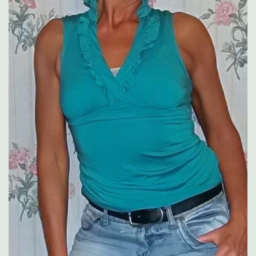 Slashed Back Ruffled T Shirt - Picture 5 of 5